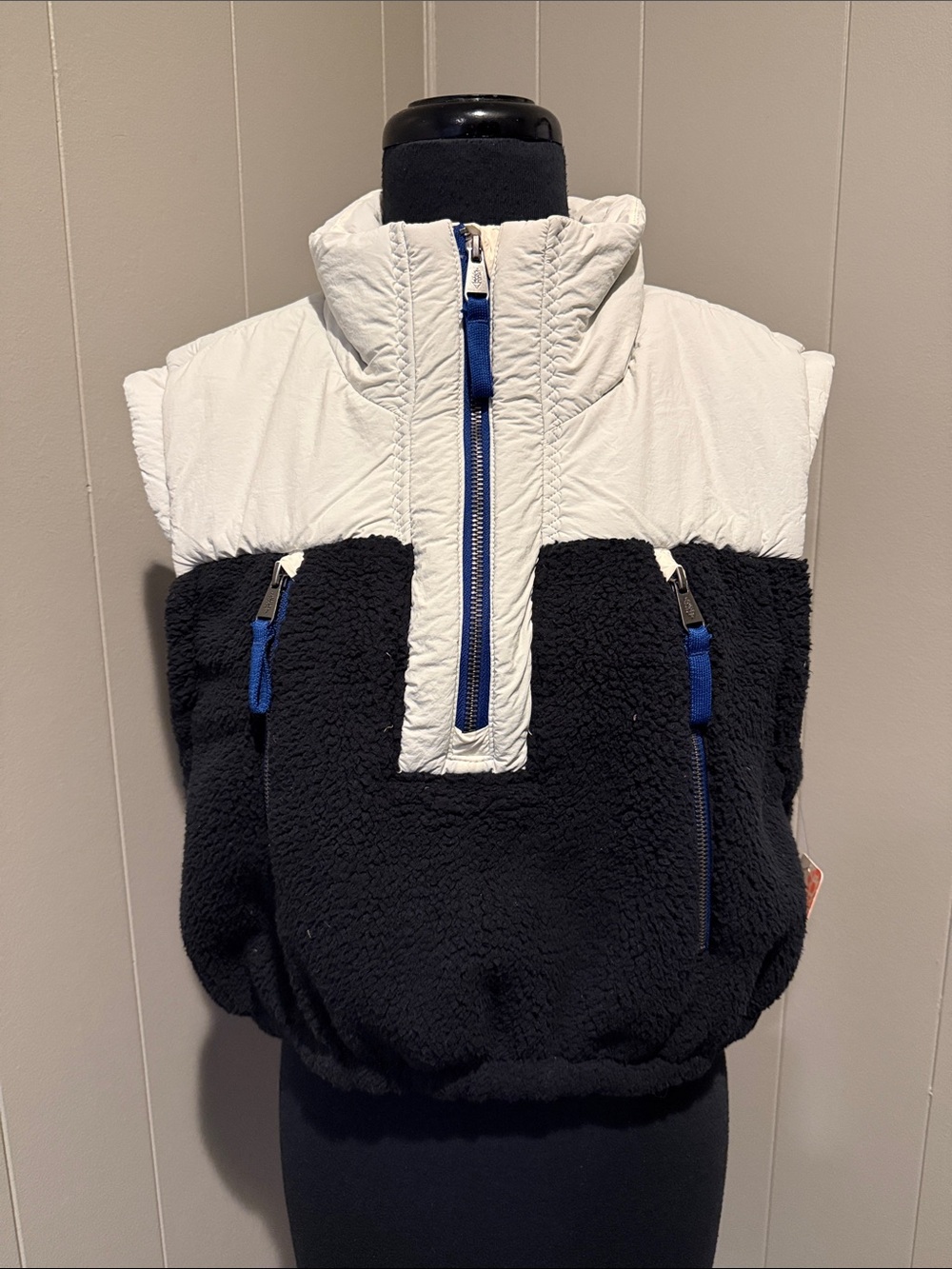 B42 FP Movement by Free People Women’s XS Black and White Sherpa Vest Blue Zips